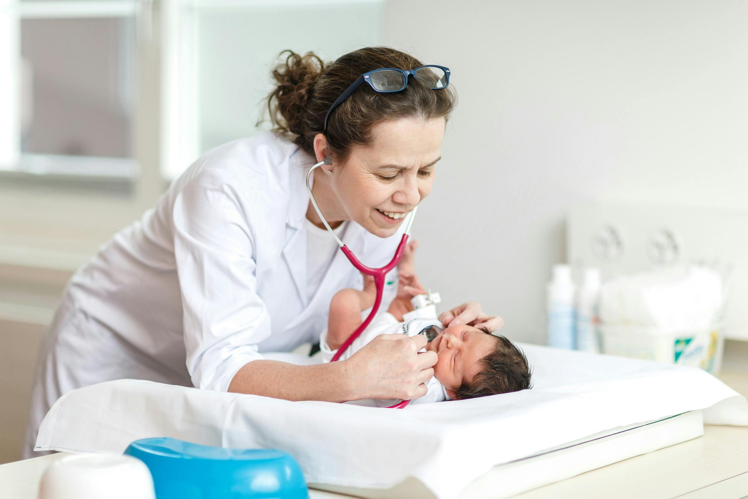 Chefärztin Prof. Dr. Med. Vera Bernet Klinik Für Neonatologie untersucht ein Neugeborenes mit einem Stethoskop.